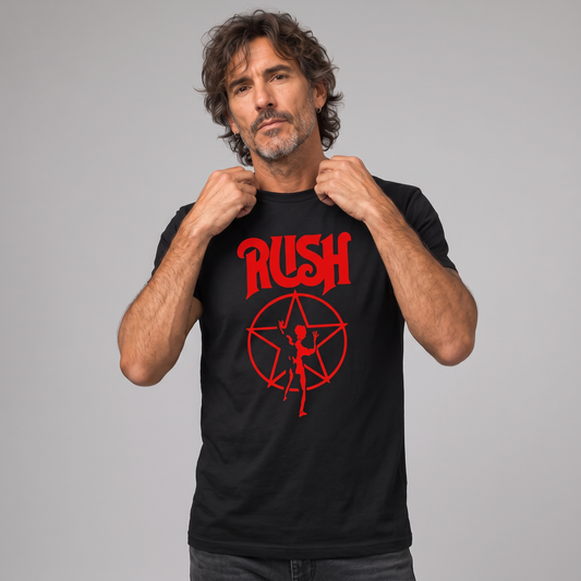 Modelo con la polera de Rush Logo Rojo de Poleras de Rock
