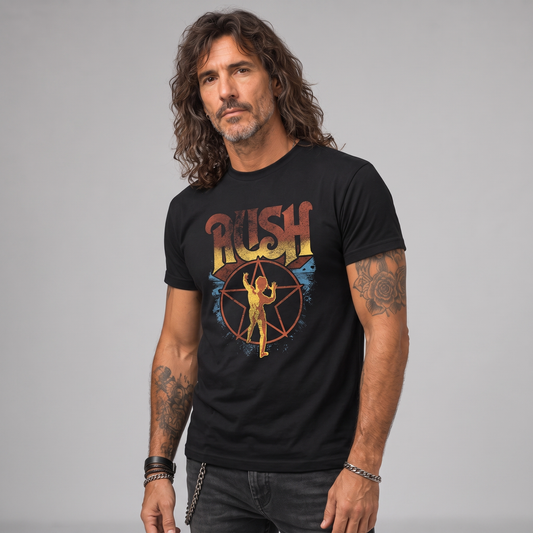 Modelo con la polera de Rush Logo Color de Poleras de Rock