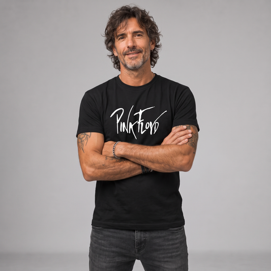 Modelo con la polera de Pink Floyd de Poleras de Rock