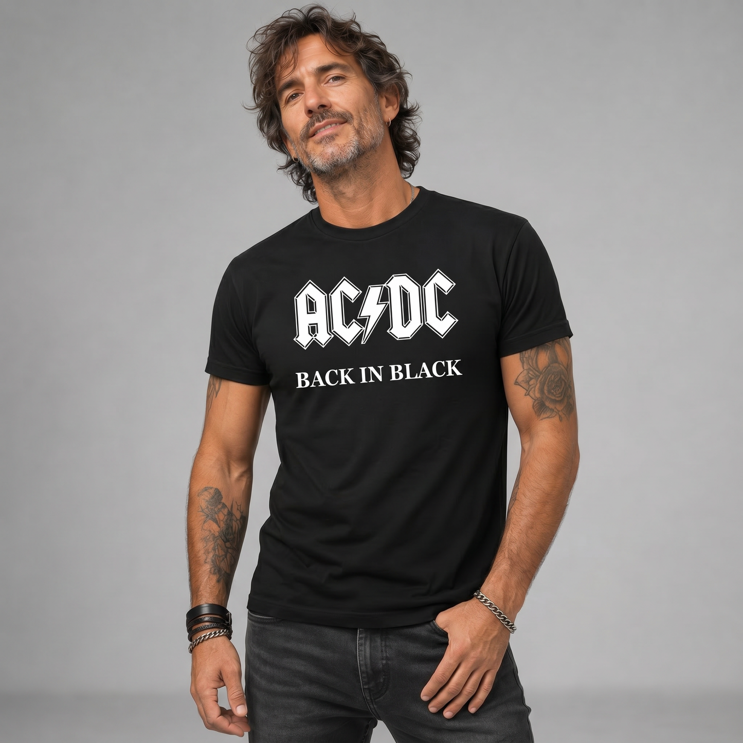 Modelo con la polera de AC/DC Back in Black de Poleras de Rock