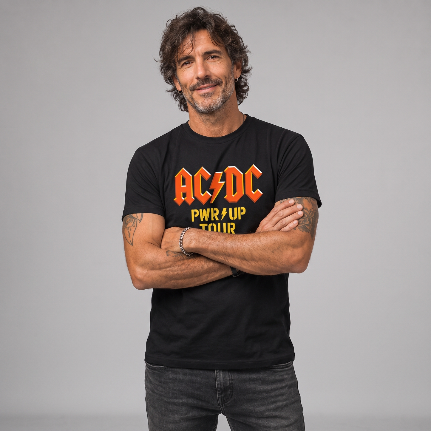 Modelo con la polera de AC/DC Power Up de Poleras de Rock