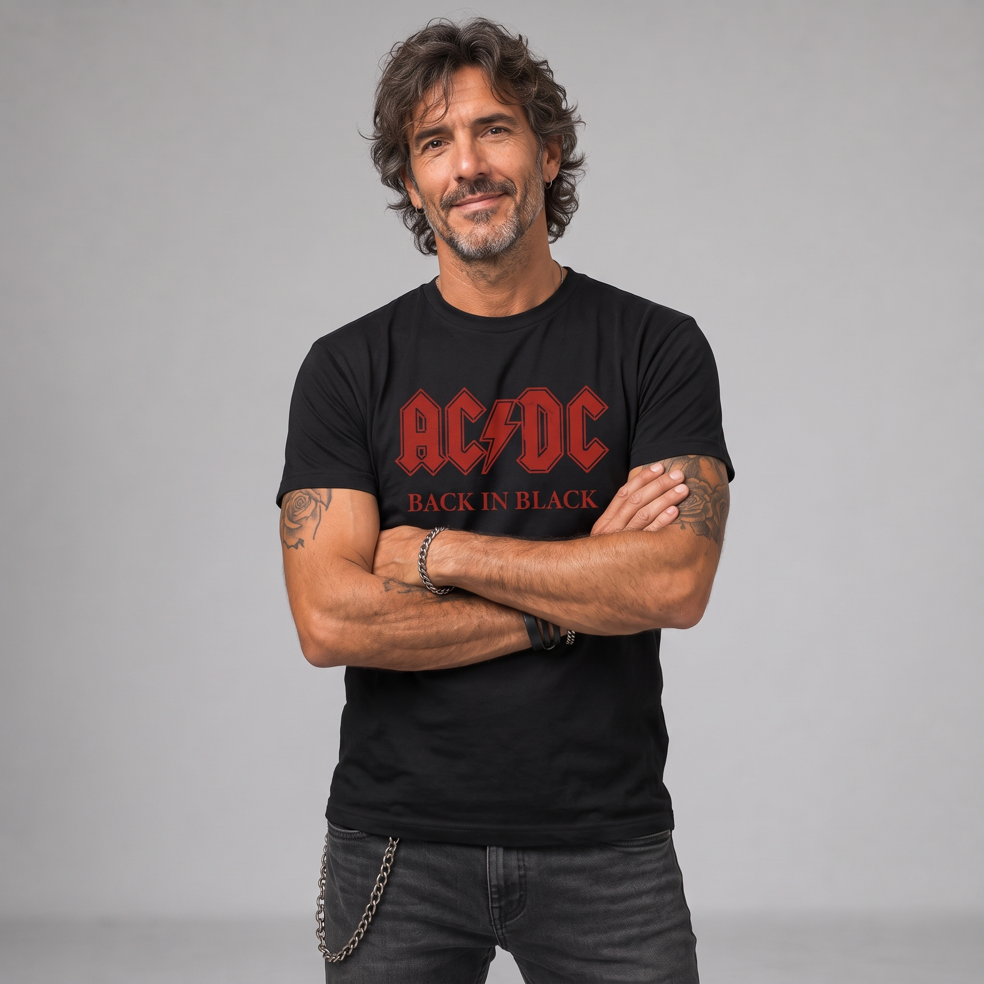 Modelo con la polera de AC/DC Back in Black logo rojo de Poleras de Rock