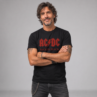 Modelo con la polera de AC/DC Back in Black logo rojo de Poleras de Rock