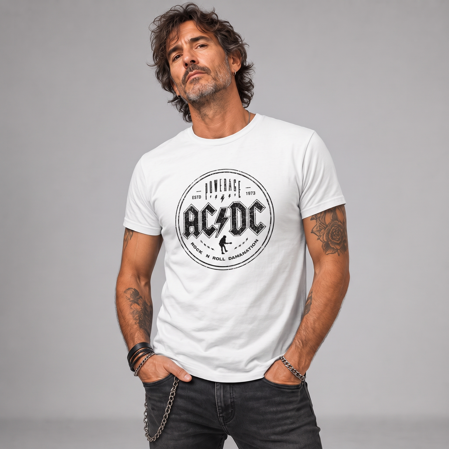 Modelo con la polera de AC/DC Powerage blanca de Poleras de Rock