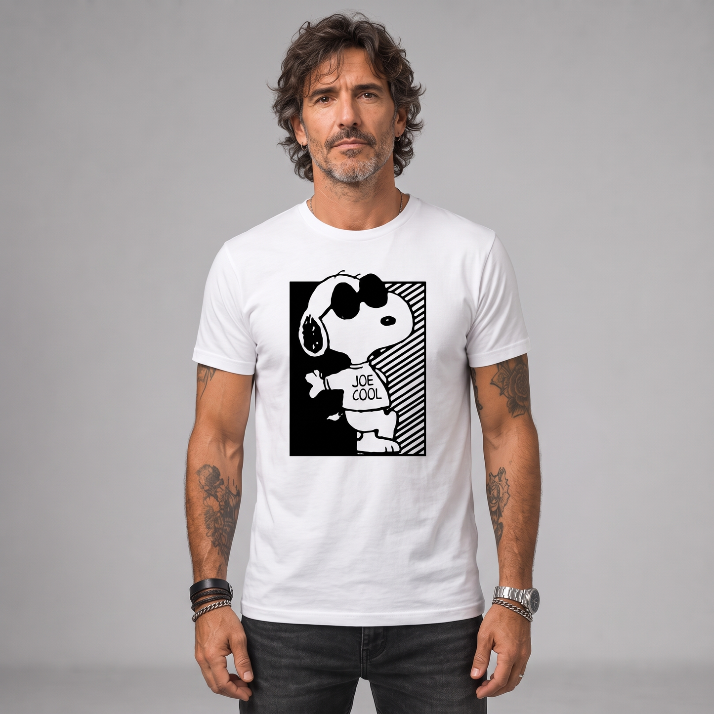 Modelo con la polera de Snoopy Incubus Viña del Mar 2025 de Poleras de Rock