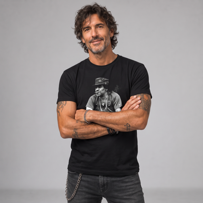 Modelo con la polera de Maradona de Poleras de Rock