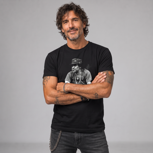 Modelo con la polera de Maradona de Poleras de Rock