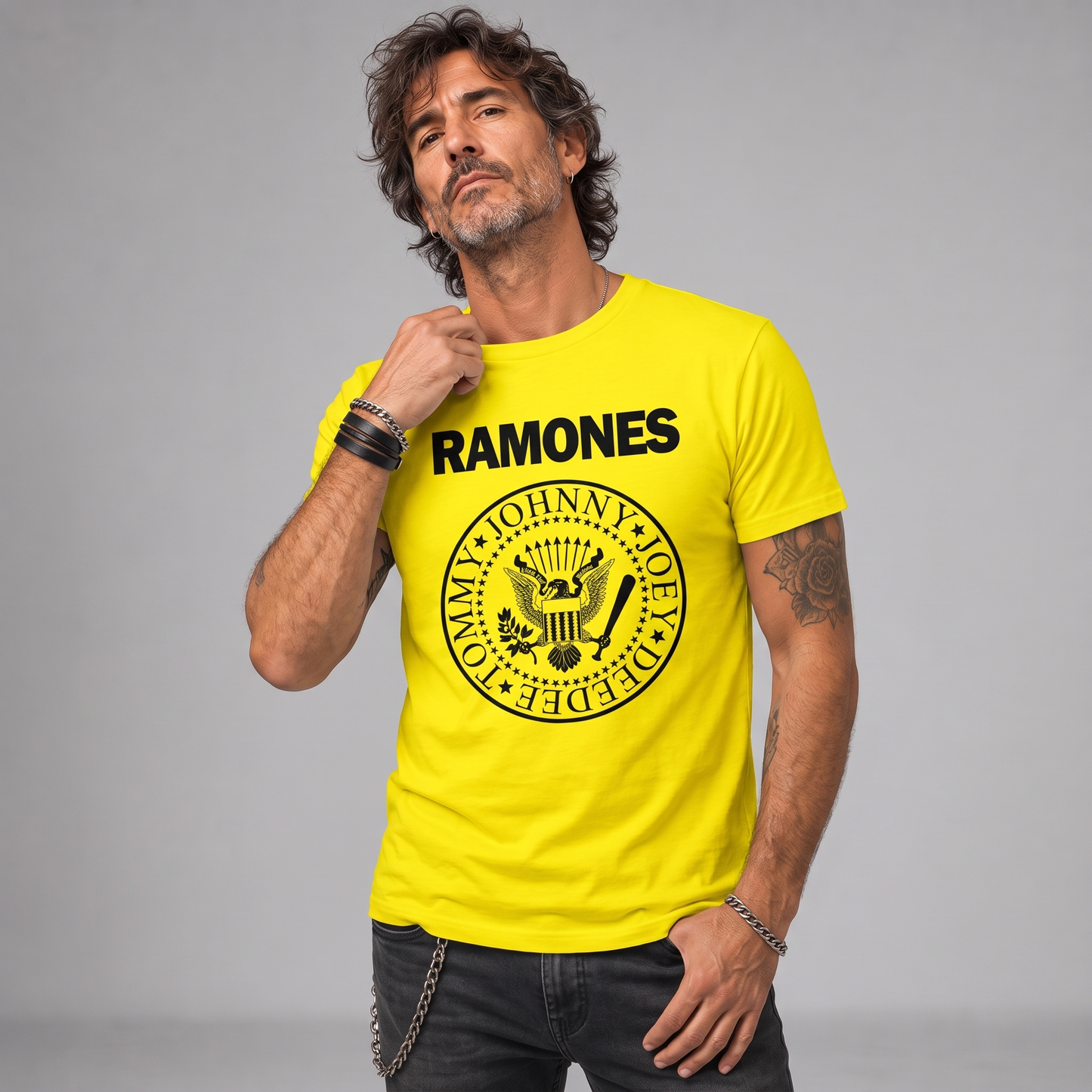 Modelo con la polera de Ramones de Poleras de Rock