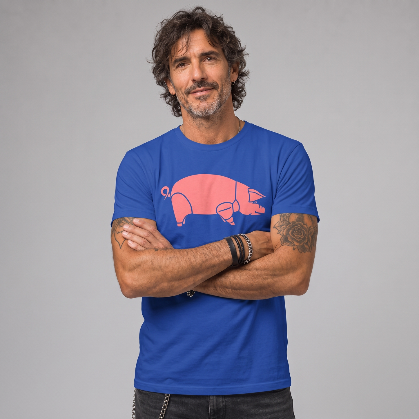 Modelo con la polera de Pink Floyd Animals cerdo rosado de Poleras de Rock
