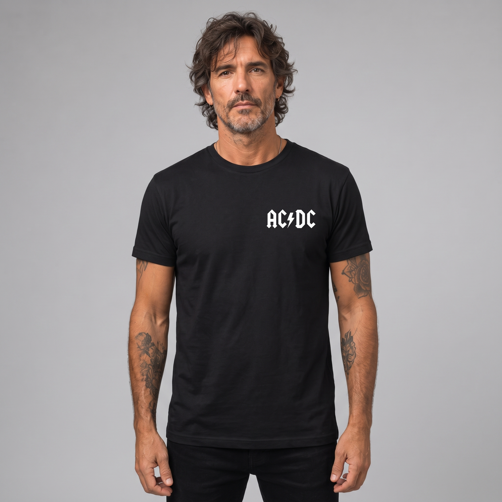 Modelo con la polera de AC/DC Logo Pecho de Poleras de Rock