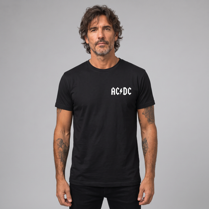 Modelo con la polera de AC/DC Logo Pecho de Poleras de Rock