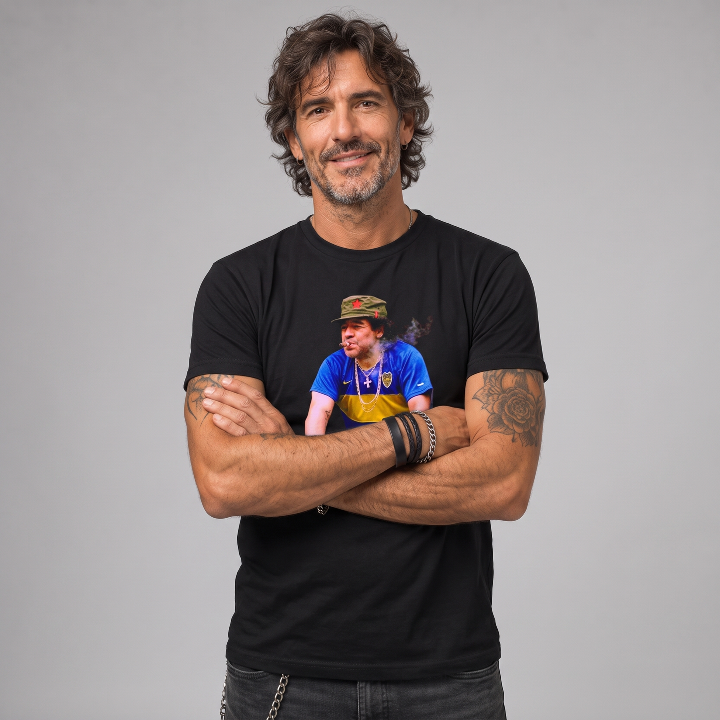 Modelo con la polera de Maradona color de Poleras de Rock