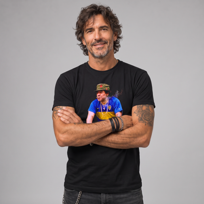 Modelo con la polera de Maradona color de Poleras de Rock