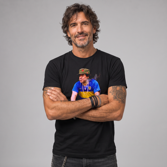 Modelo con la polera de Maradona color de Poleras de Rock