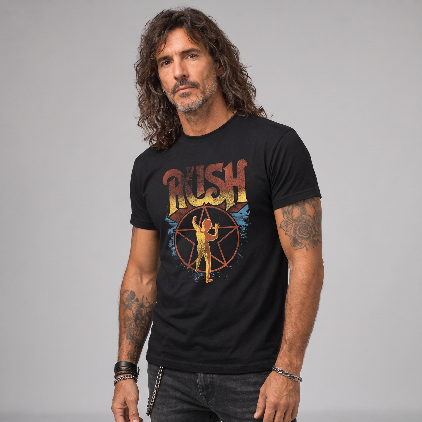 Modelo con la polera de Rush Logo Color de Poleras de Rock
