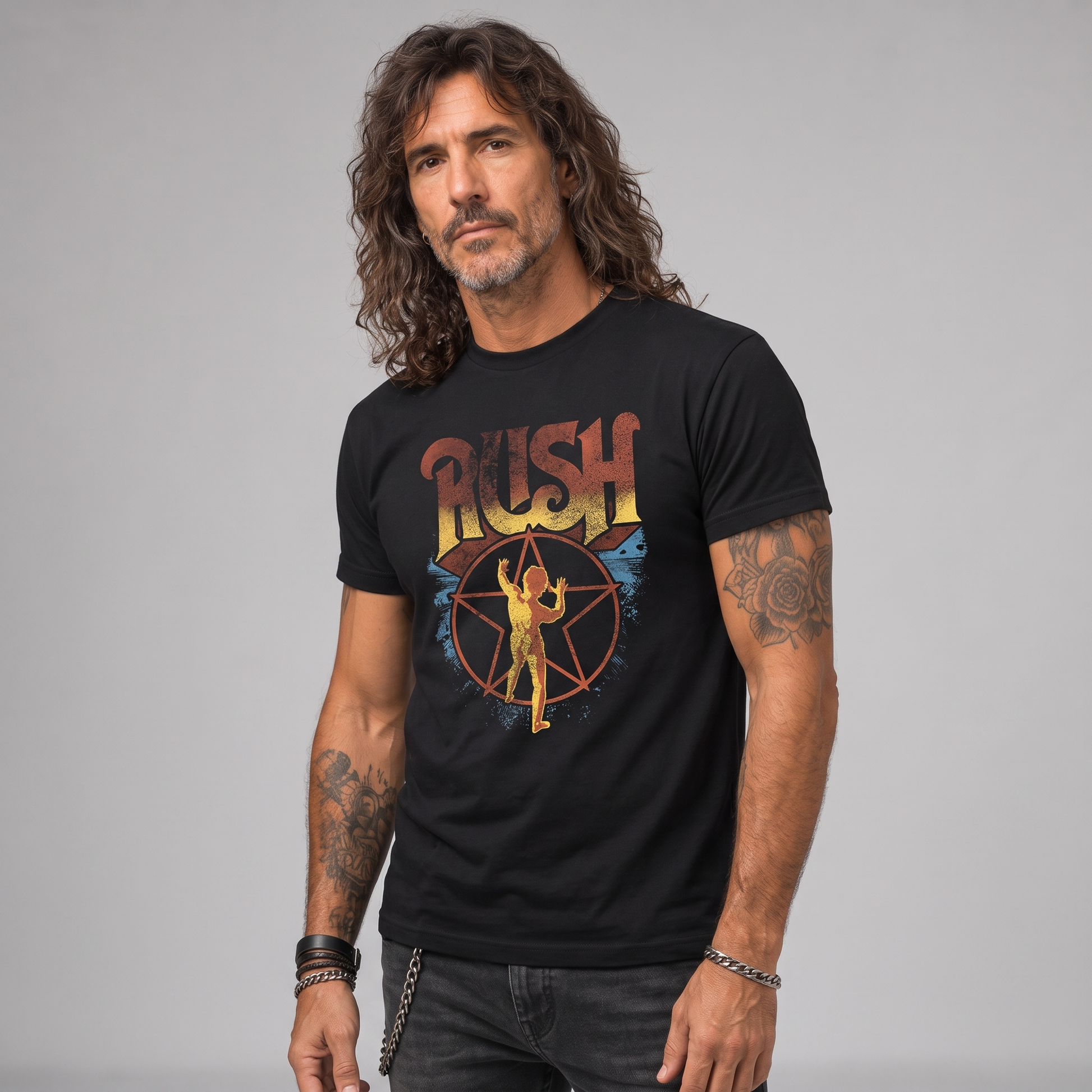 Modelo con la polera de Rush Logo Color de Poleras de Rock