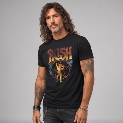 Modelo con la polera de Rush Logo Color de Poleras de Rock