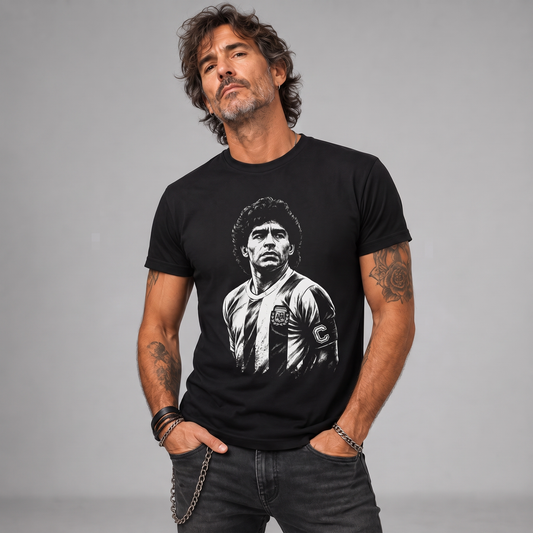 Modelo con la polera de Diego Armando Maradona de Poleras de Rock