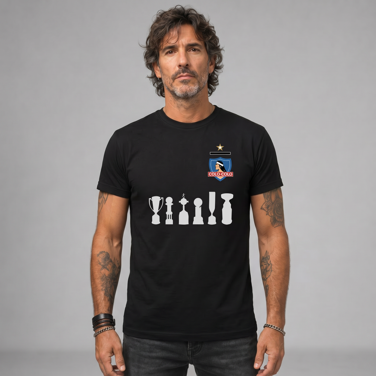 Modelo con la polera de Colo-Colo Copas de Poleras de Rock