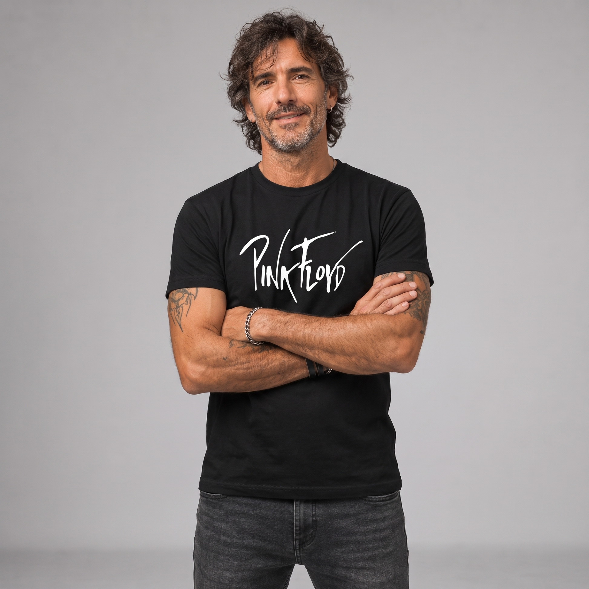Modelo con la polera de Pink Floyd de Poleras de Rock
