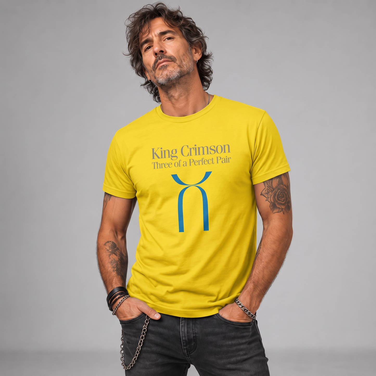Modelo con la polera de King Crimson A Perfect Pair de Poleras de Rock