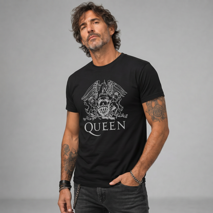 Modelo con la polera de Queen de Poleras de Rock