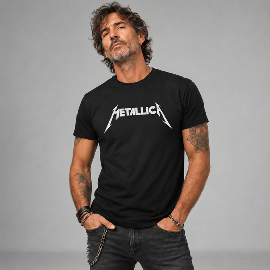 Modelo con la polera de Metallica de Poleras de Rock