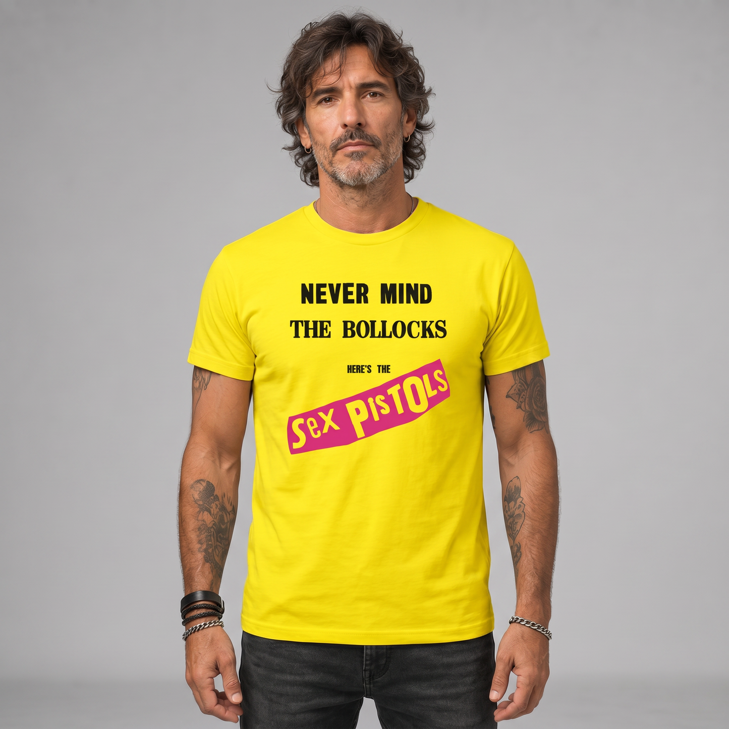 Modelo con la polera de Sex Pistols de Poleras de Rock