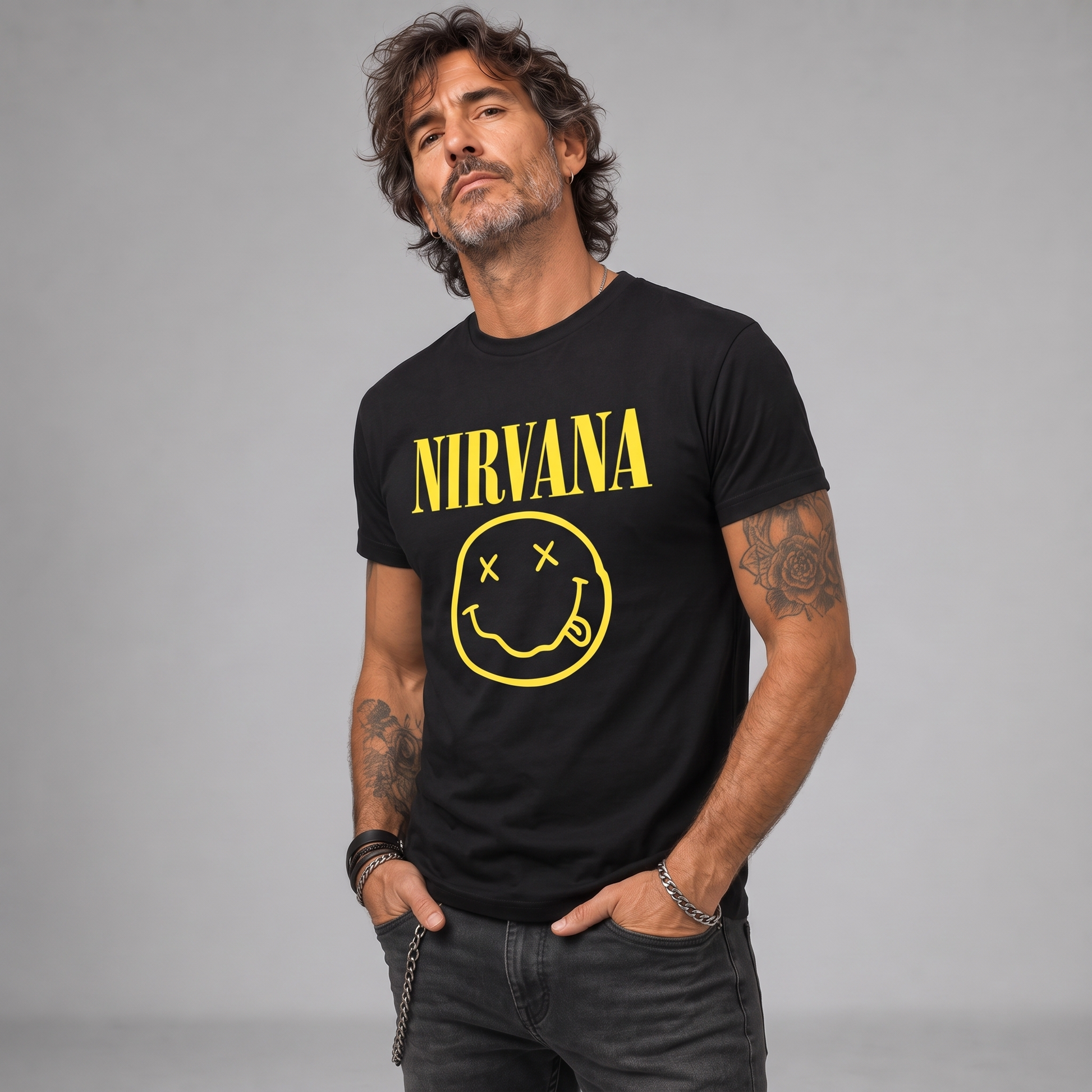Modelo con la polera de Nirvana de Poleras de Rock