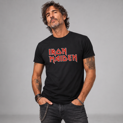 Modelo con la polera de Iron Maiden de Poleras de Rock