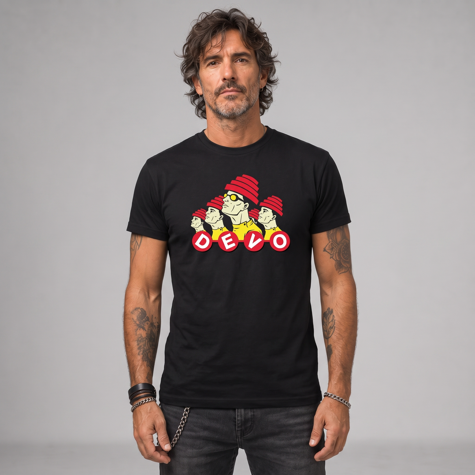 Modelo con la polera de Devo de Poleras de Rock