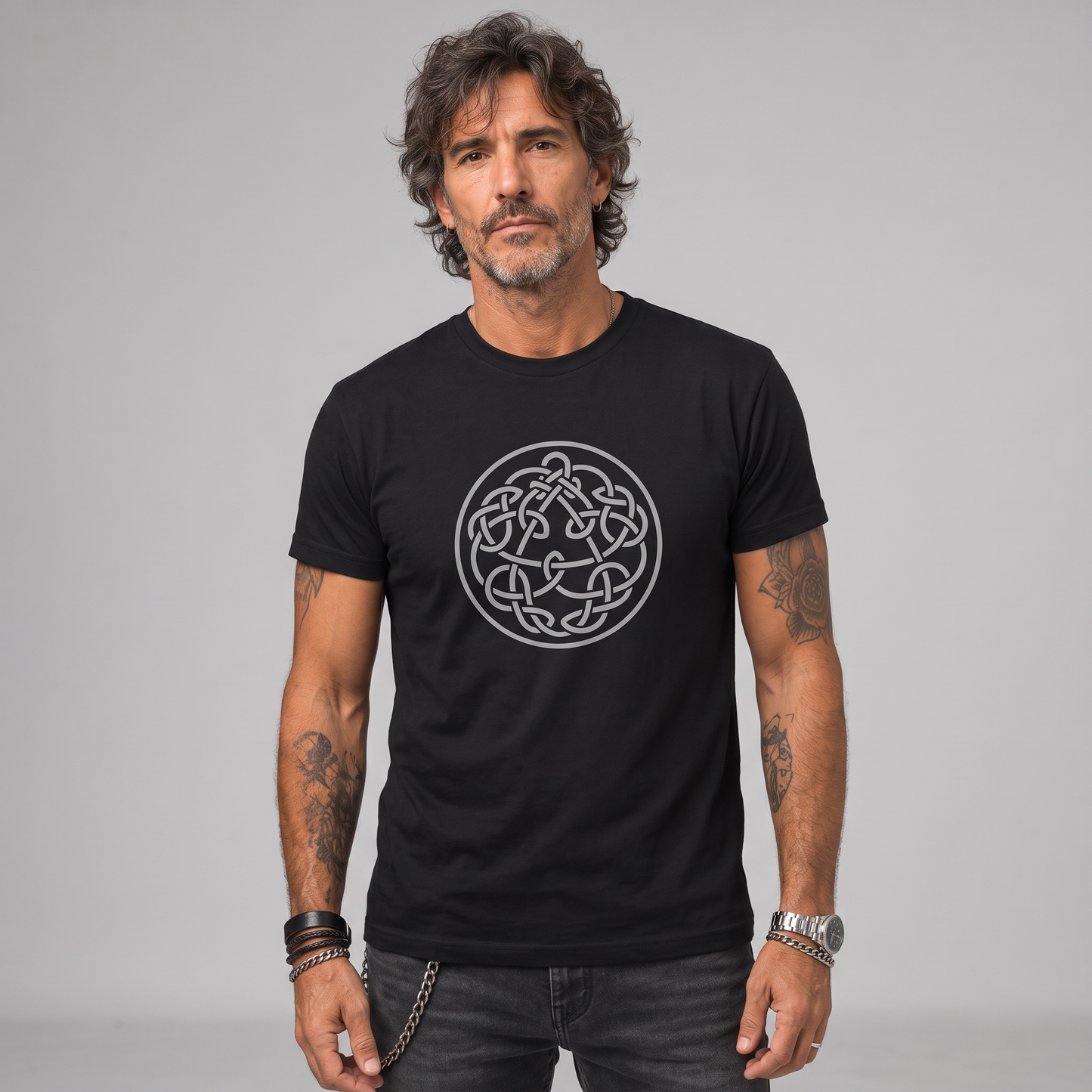 Modelo con la polera de King Crimson Logo Pecho de Poleras de Rock