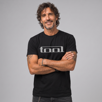 Modelo con la polera de Tool de Poleras de Rock