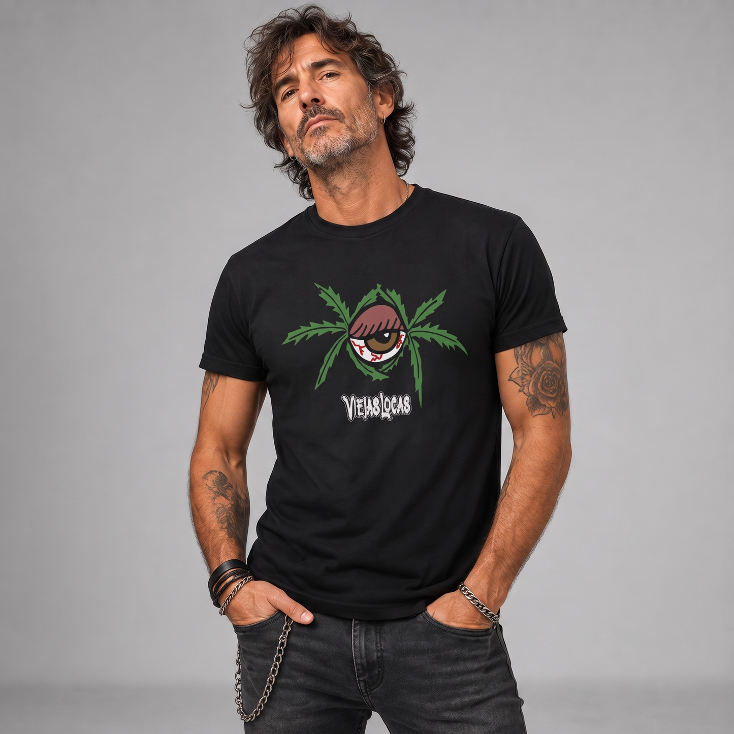 Modelo con la polera de Viejas Locas de Poleras de Rock