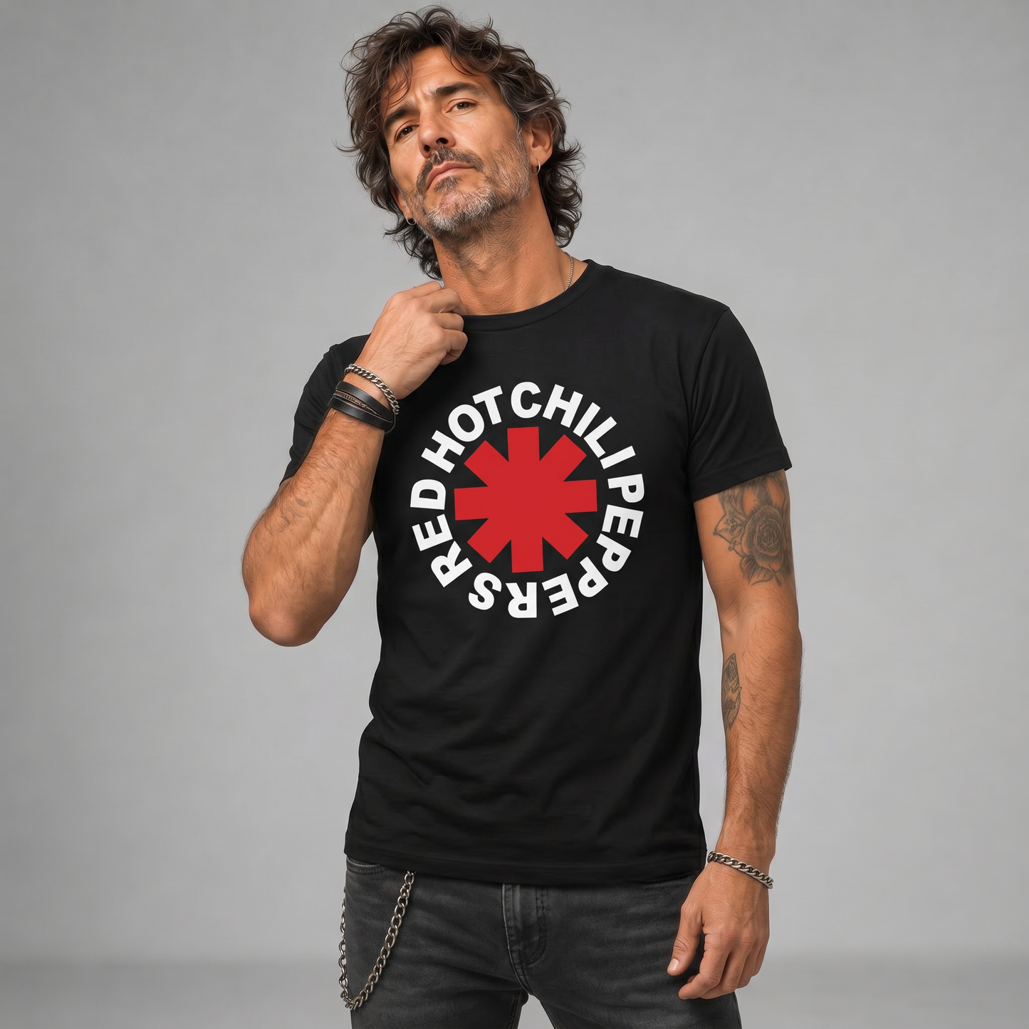 Modelo con la polera de Red Hot Chili Peppers de Poleras de Rock