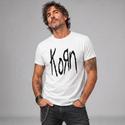Modelo con la polera de Korn de Poleras de Rock