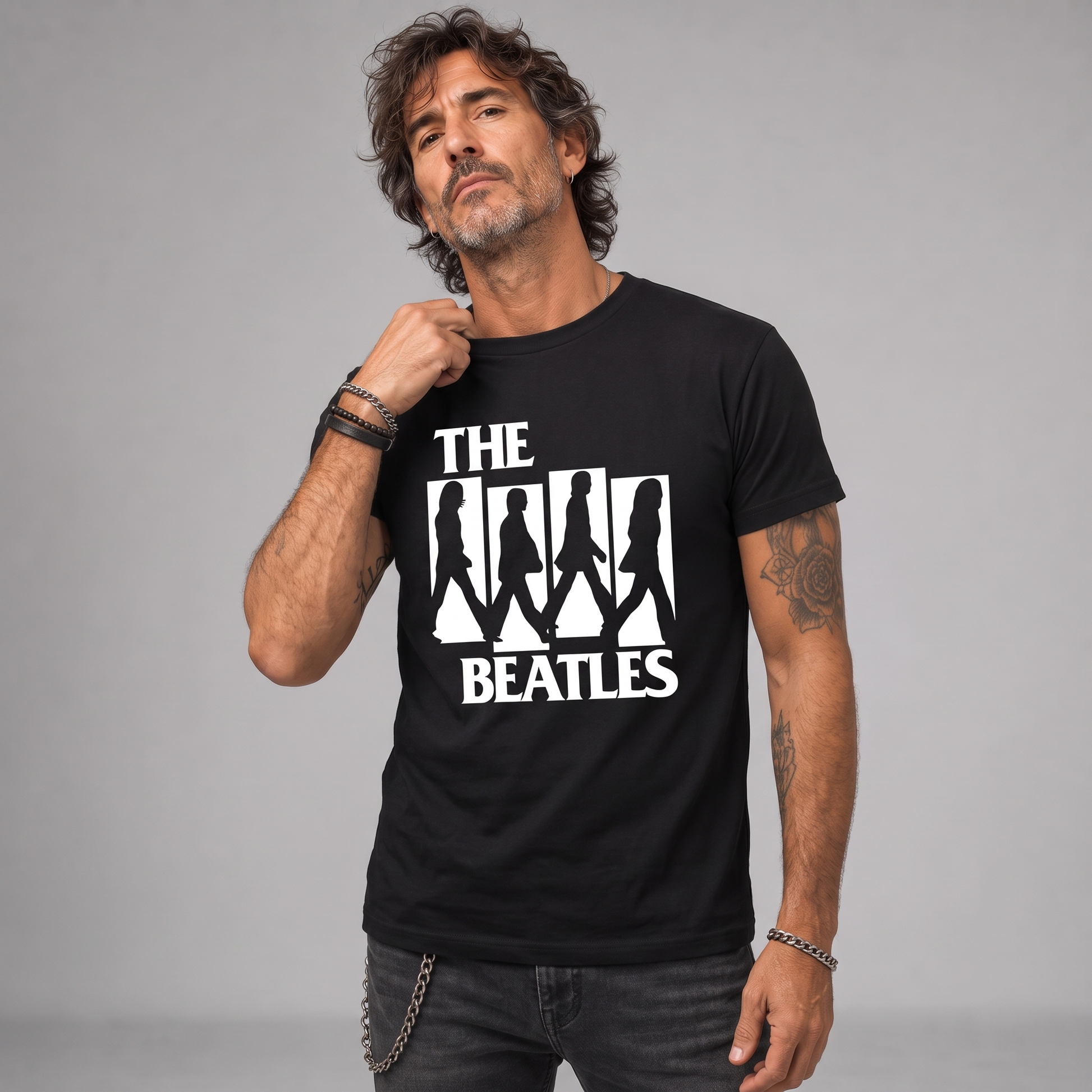 Modelo con la polera de The Beatles Abbey Road de Poleras de Rock