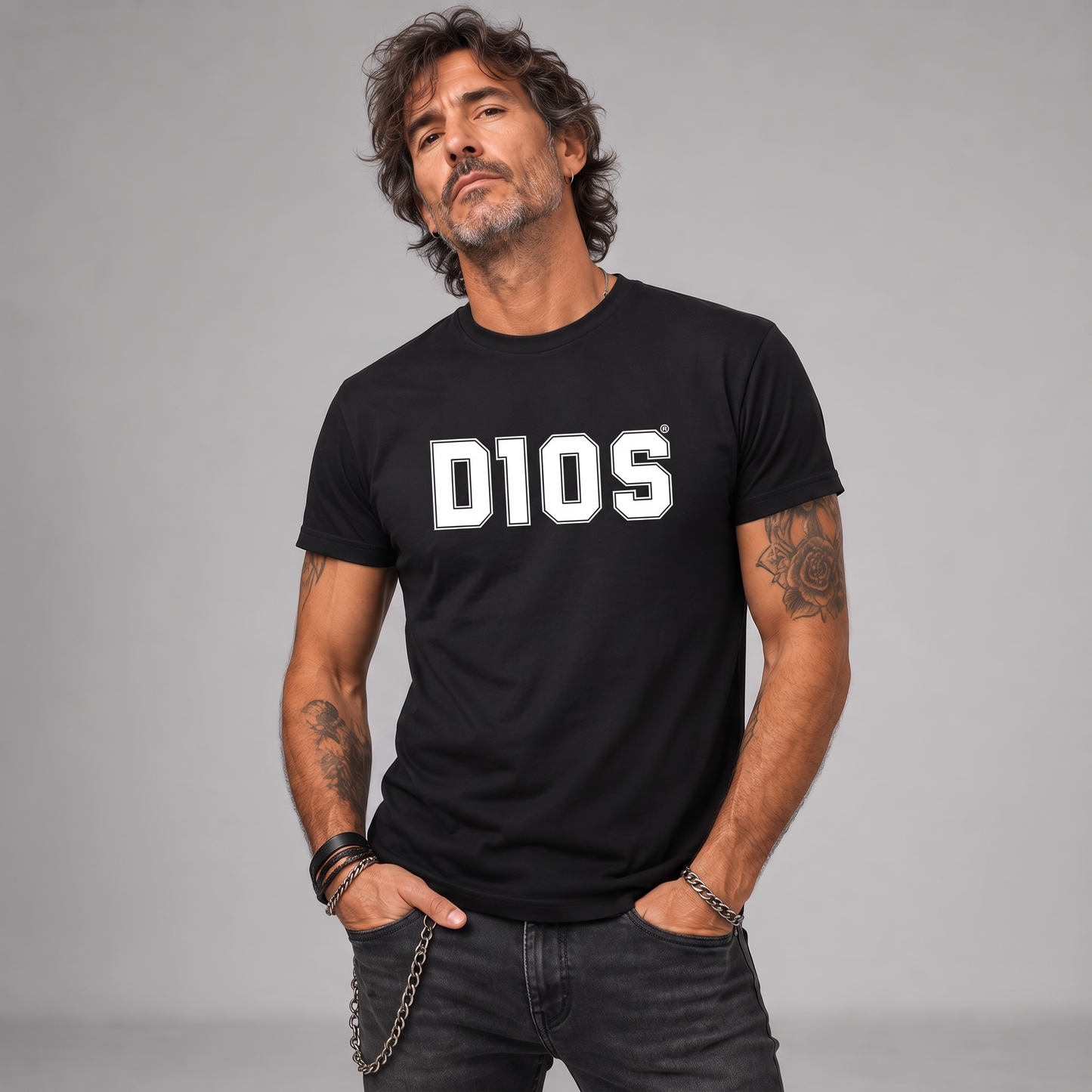 Modelo con la polera de Maradona D10S de Poleras de Rock