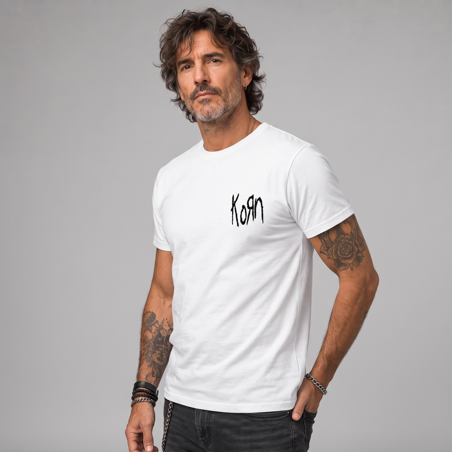 Modelo con la polera de Korn Doble Estampado blanca de Poleras de Rock