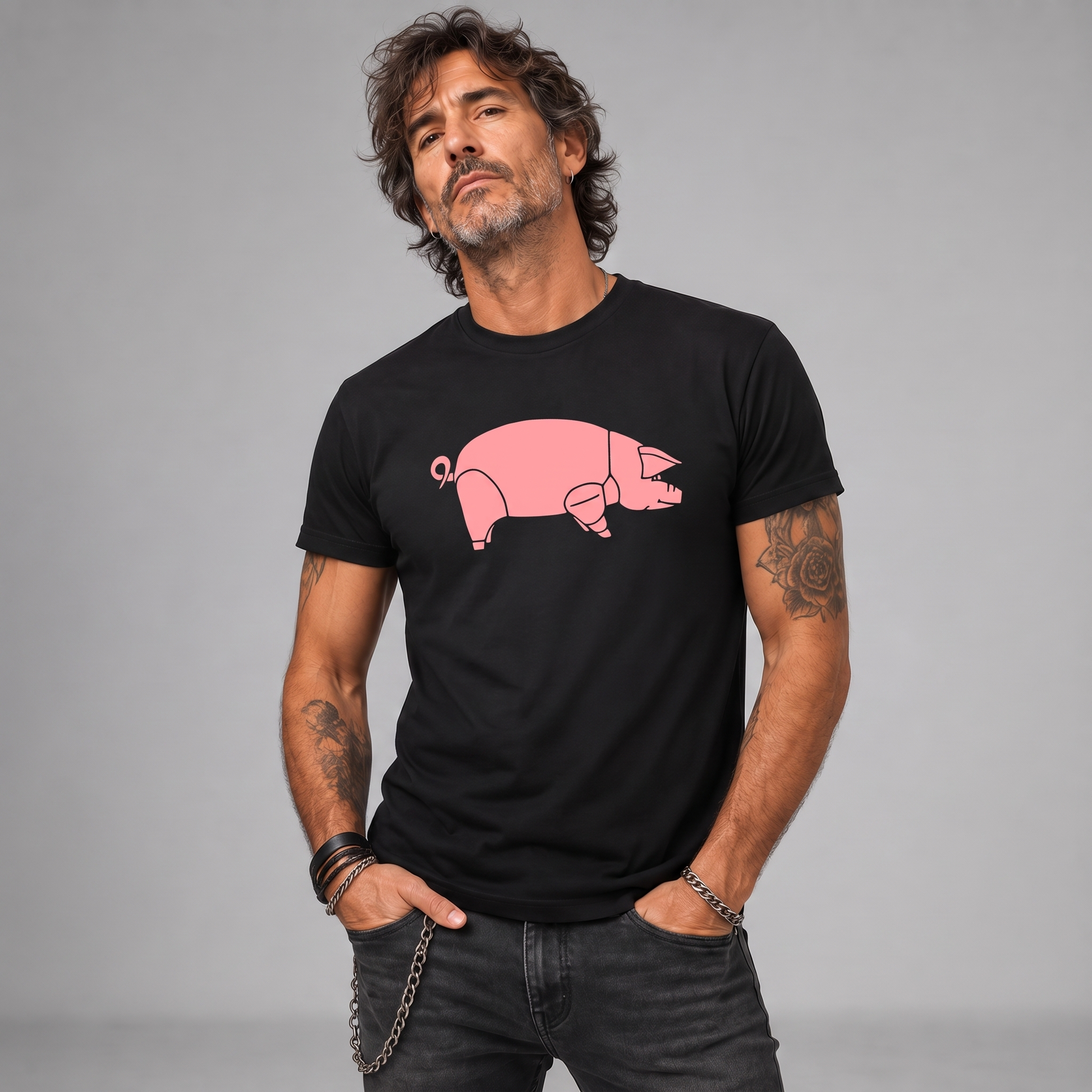 Modelo con la polera de Pink Floyd Animals cerdo rosado negra de Poleras de Rock