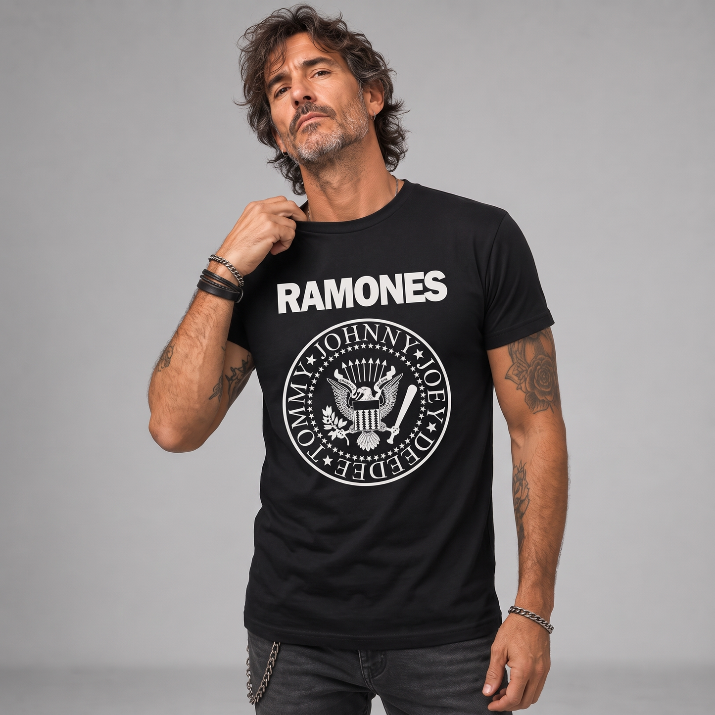 Modelo con la polera de The Ramones de Poleras de Rock