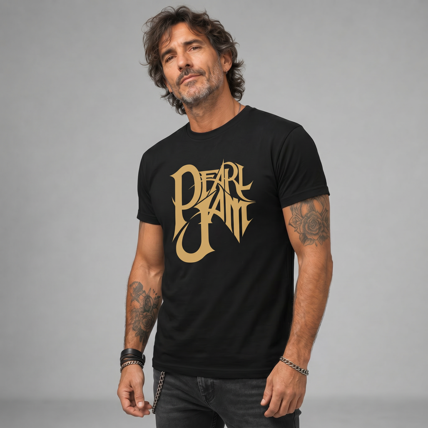 Modelo con la polera de Pearl Jam Logo Dorado de Poleras de Rock