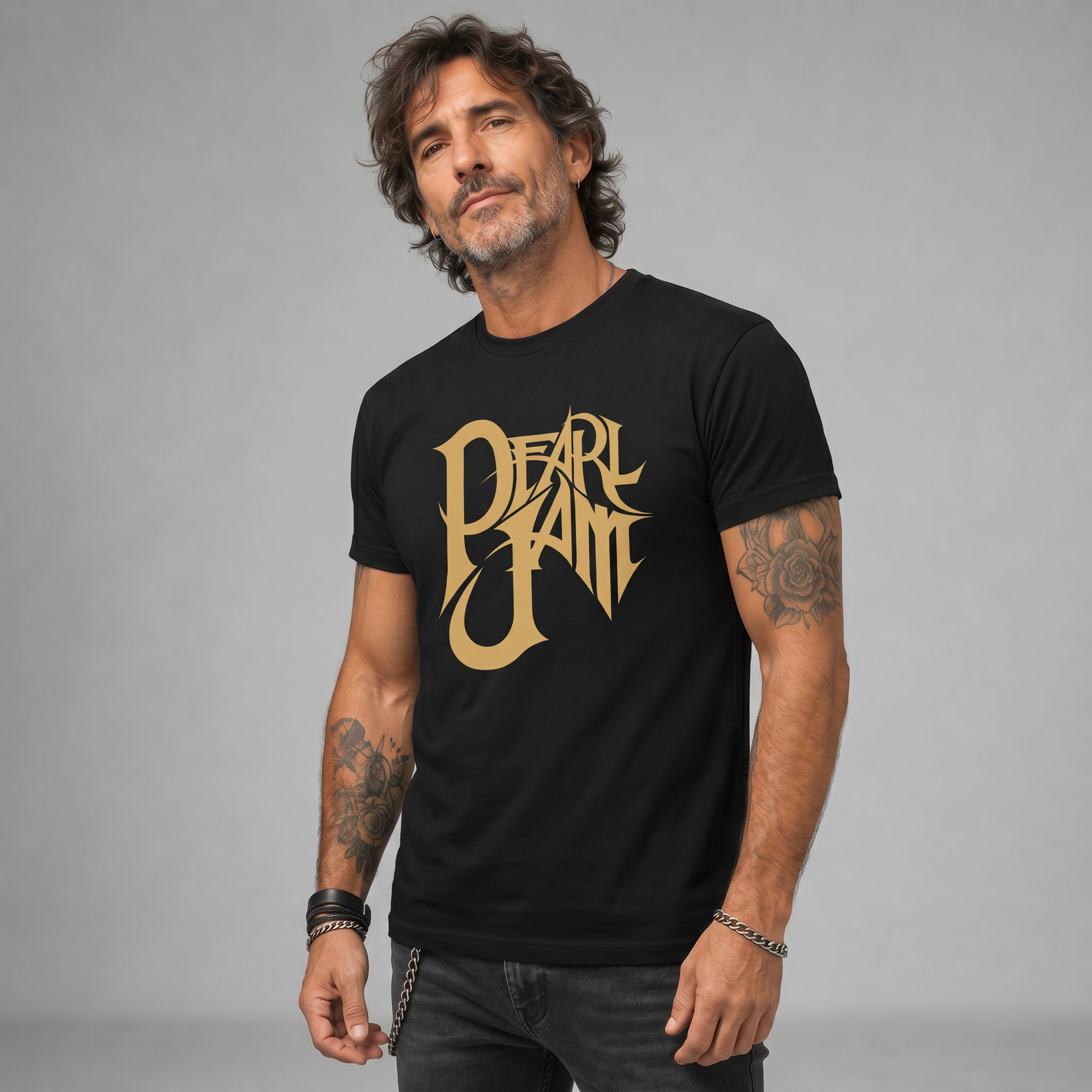 Modelo con la polera de Pearl Jam Logo Dorado de Poleras de Rock