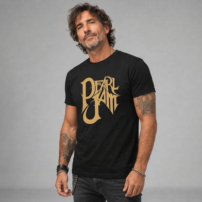 Modelo con la polera de Pearl Jam Logo Dorado de Poleras de Rock