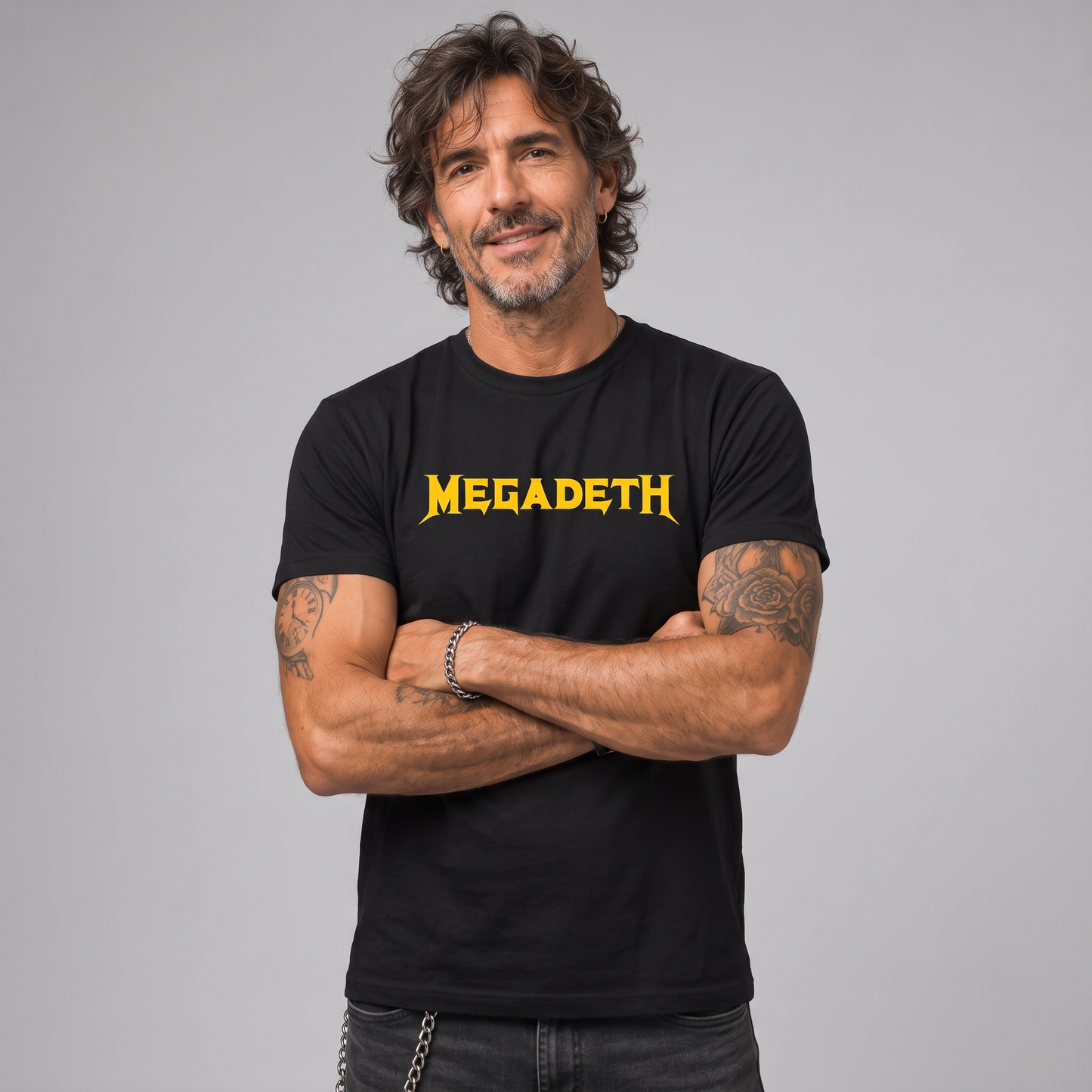 Modelo con la polera de Megadeth Logo Amarillo de Poleras de Rock