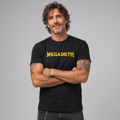 Modelo con la polera de Megadeth Logo Amarillo de Poleras de Rock