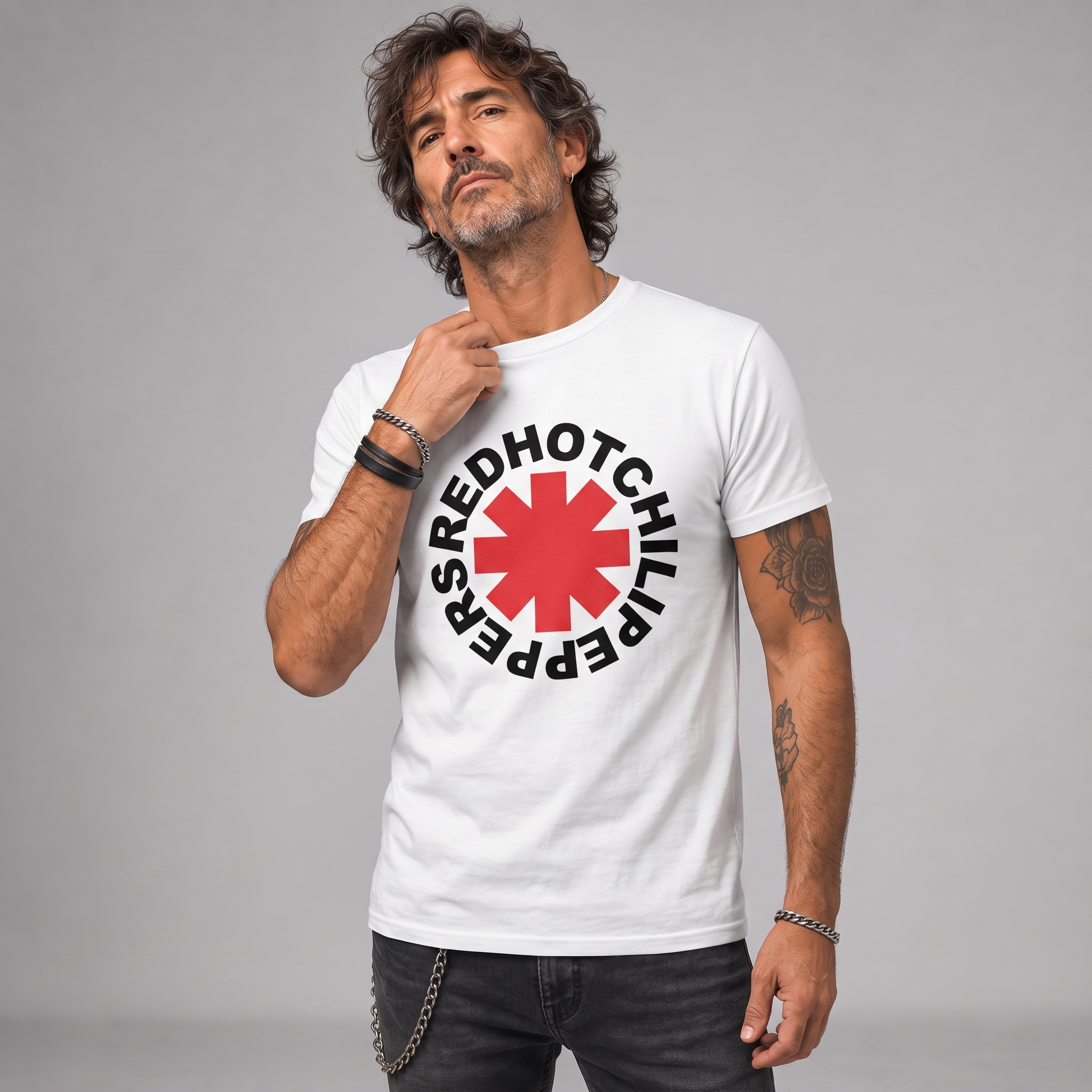 Modelo con la polera de Red Hot Chili Peppers blanca de Poleras de Rock